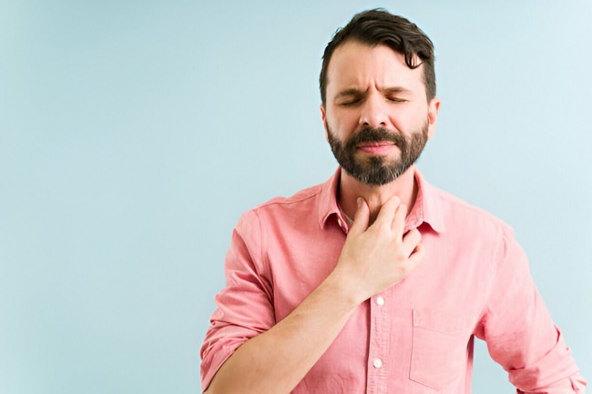 Rouquidão, tosse seca e até lesões! Não cuidar do refluxo pode ser um perigo para a sua voz!